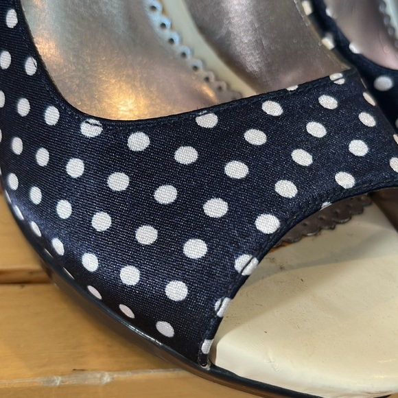 White Polka dot on navy open-toed pump. - Picture 5 of 6